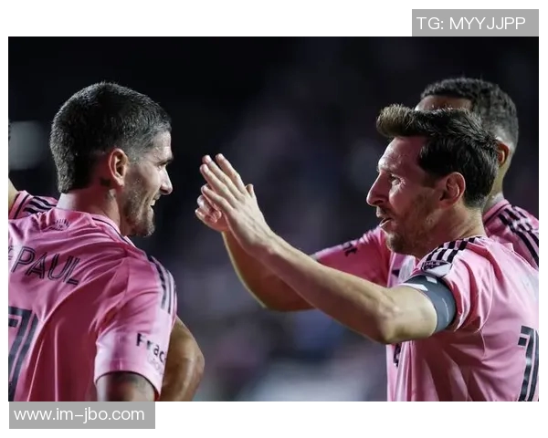 梅西与安东内拉泳池旁甜蜜拥吻社媒晒照引发热议